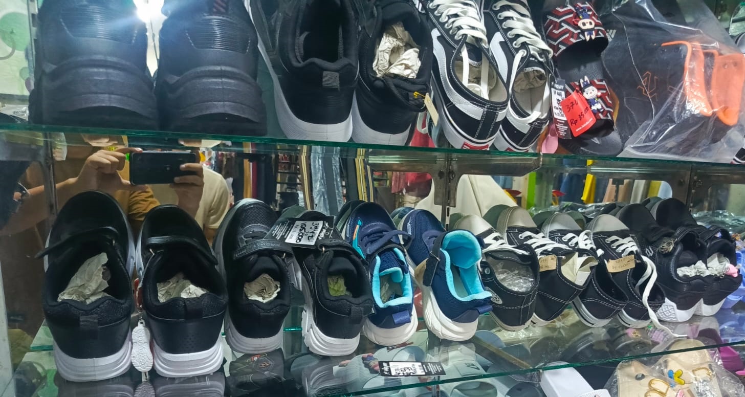 Sepatu Sneakers Pria & Wanita 